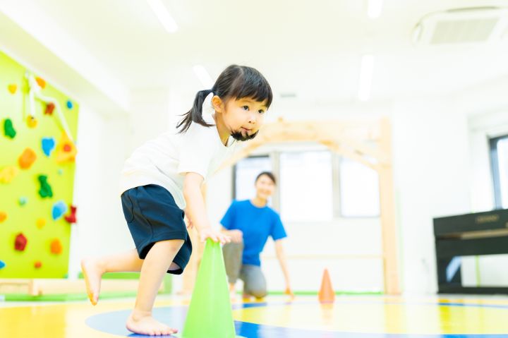 3歳児と室内で一緒に遊びながら運動ができる方法を紹介