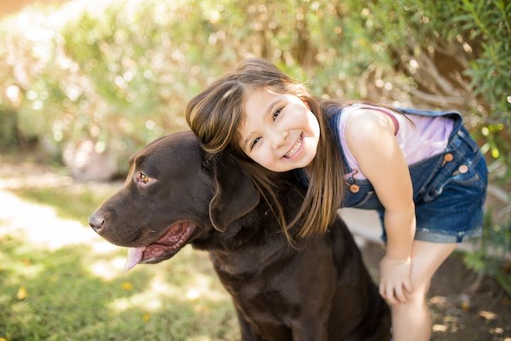 飼い犬が子どもの発達に影響を与える！ おすすめの犬種や飼う時期も解説