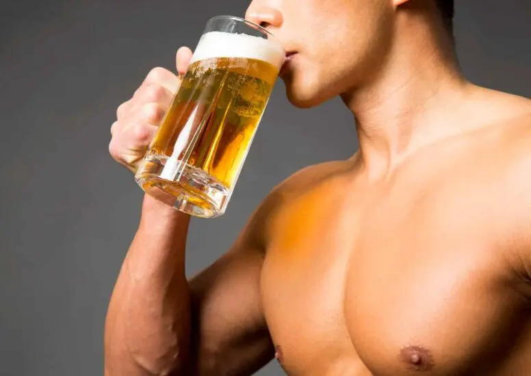 お酒は筋力の低下を招く？ 飲酒と筋肉の関係について解説