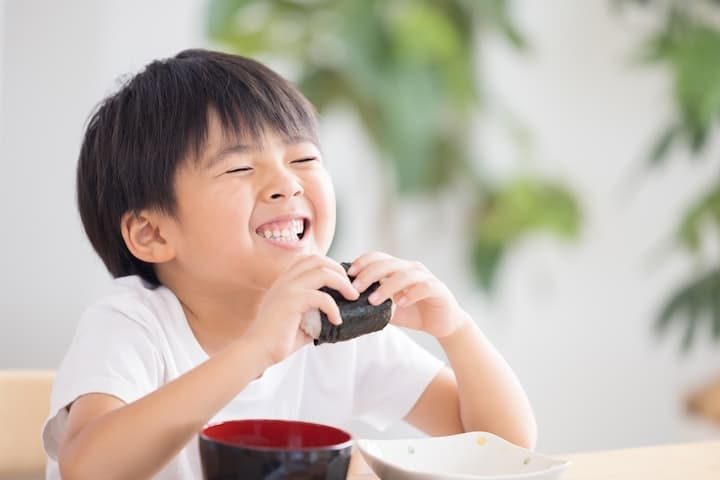 子どもの1日の摂取カロリーは？必要な栄養バランスや年齢別で必要なカロリーについて解説