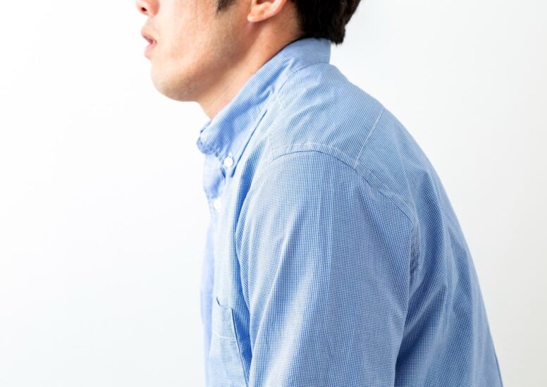 巻き肩とは？原因と症状、巻き肩の改善方法と対策を解説