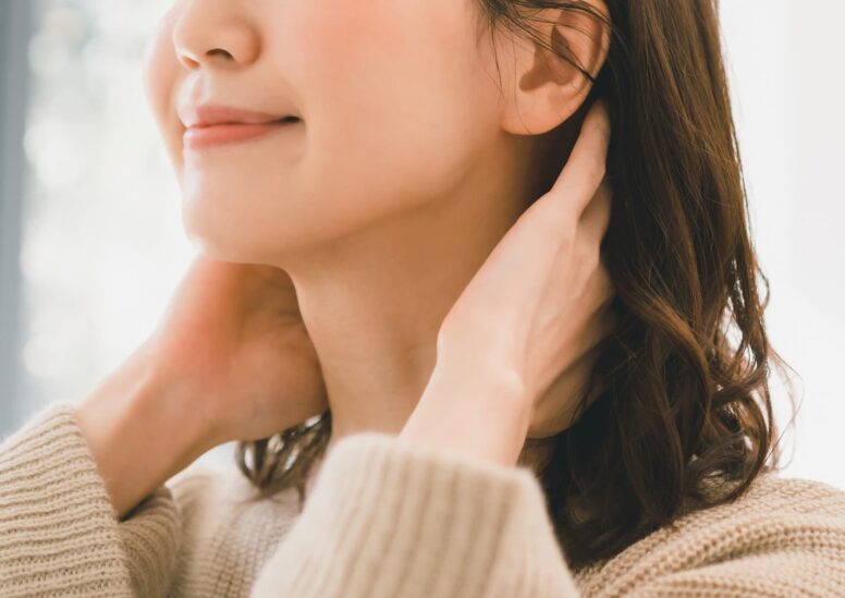 スマホ首(ストレートネック)とは？原因や症状などの身体への影響、セルフチェック方法を解説