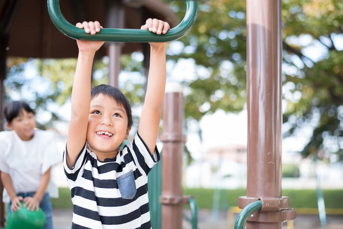 子供の運動能力と発達をサポートする感覚遊び