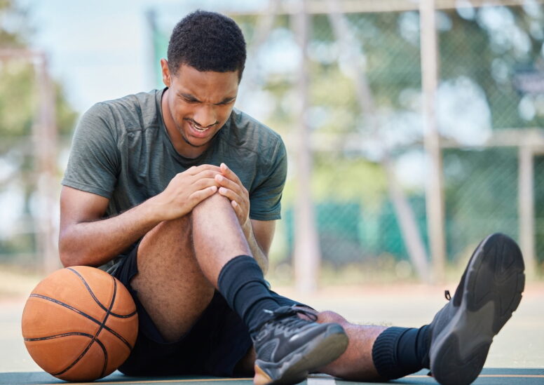 なぜスポーツで怪我をしてしまう？怪我をしやすい人の特徴や予防方法を解説