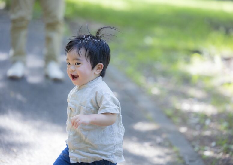 "転んでも手が出ない子"が増えている?パラシュート反射のしくみと、家庭でできる鍛え方