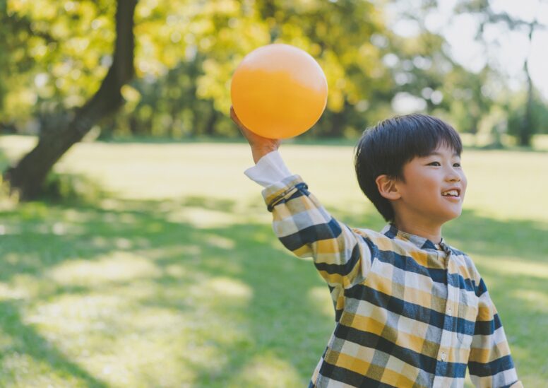 「ボールが前に飛ばない」には理由がある。投げる力を育てる“5つのポイント”と家でできるあそび